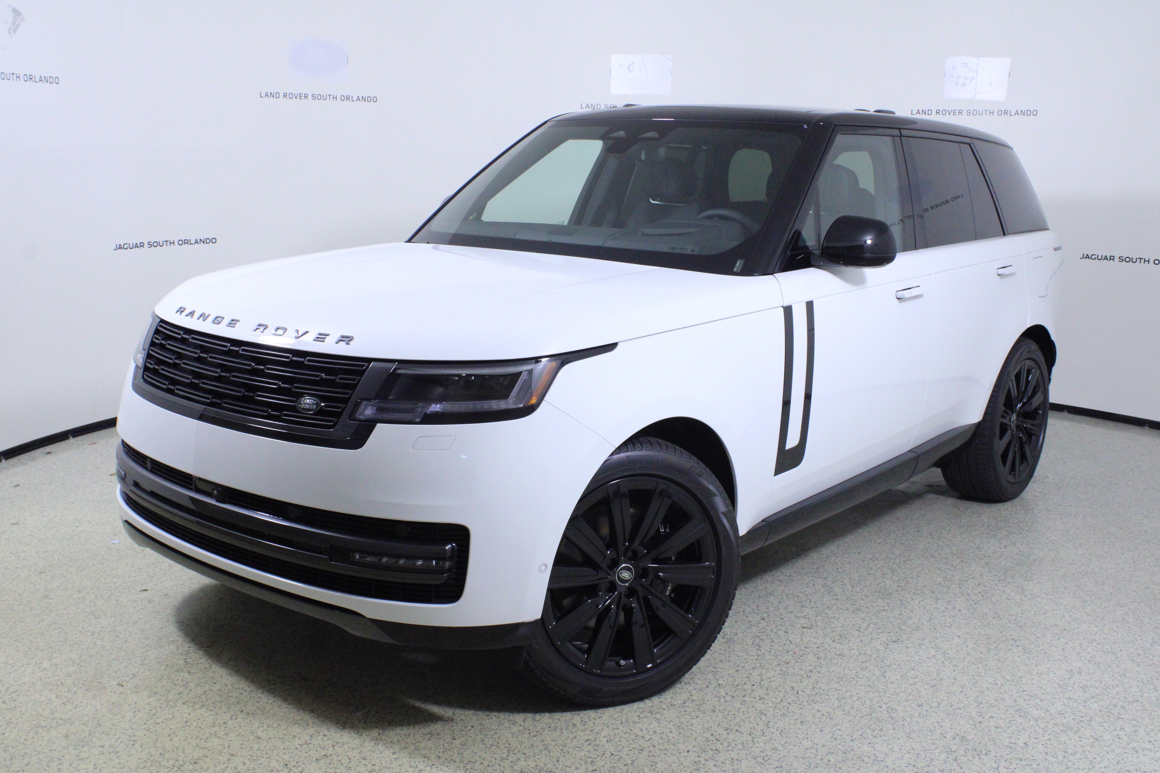 New 2025 Land Rover Range Rover SE