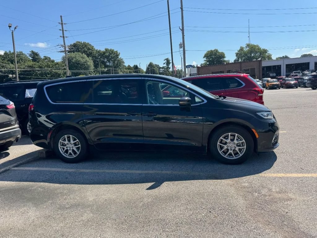 Used 2024 Chrysler Pacifica Touring-L FWD image 9