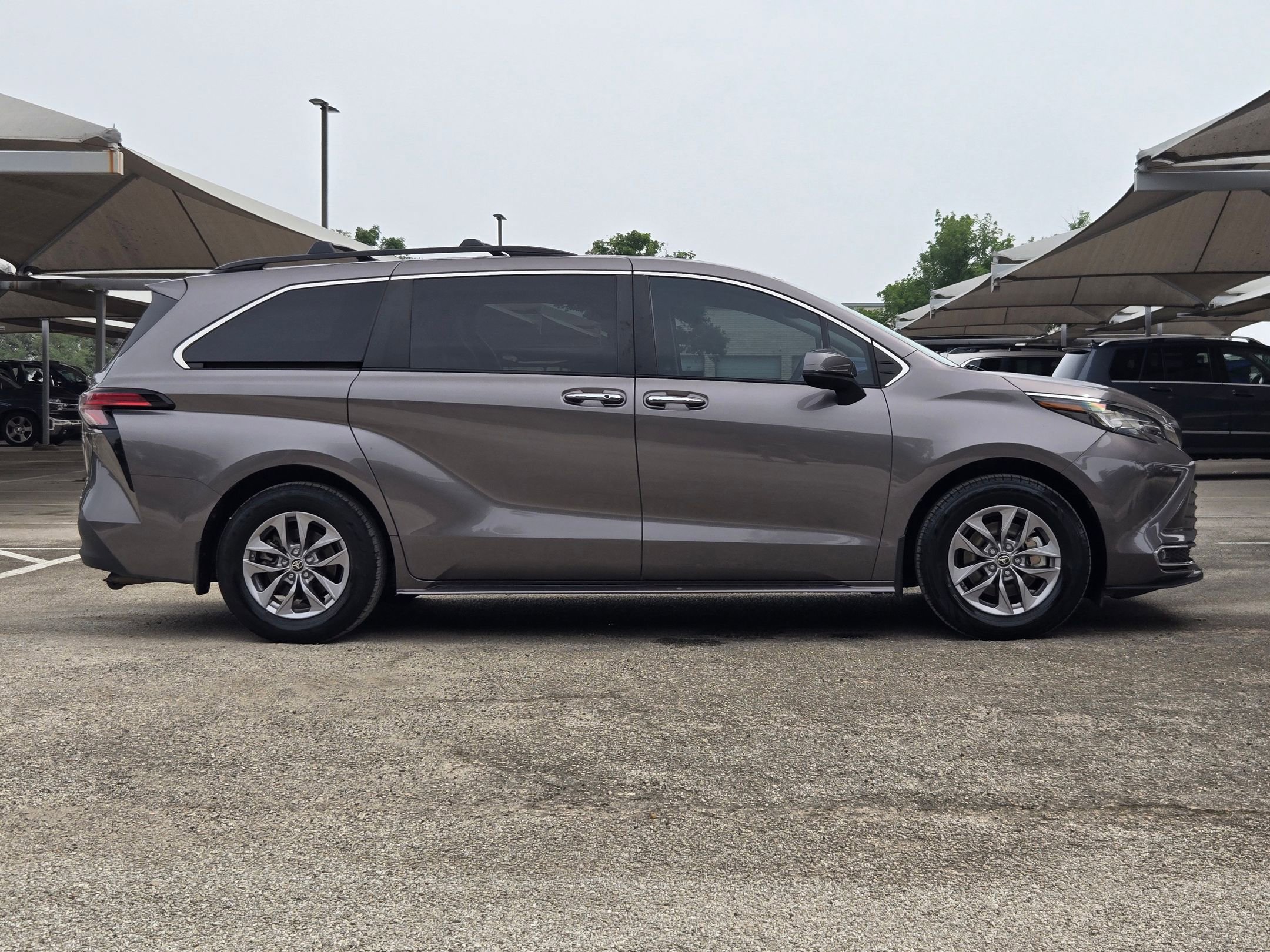 Used 2022 Toyota Sienna XLE FWD image 3
