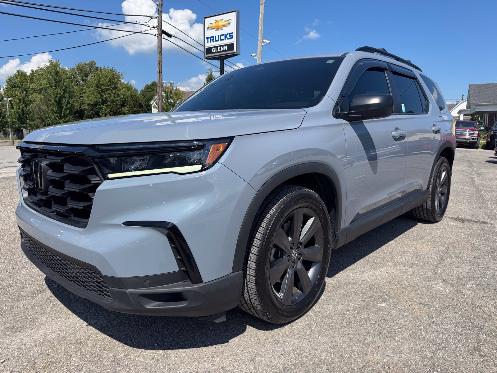 Used 2025 Honda Pilot Sport image 2