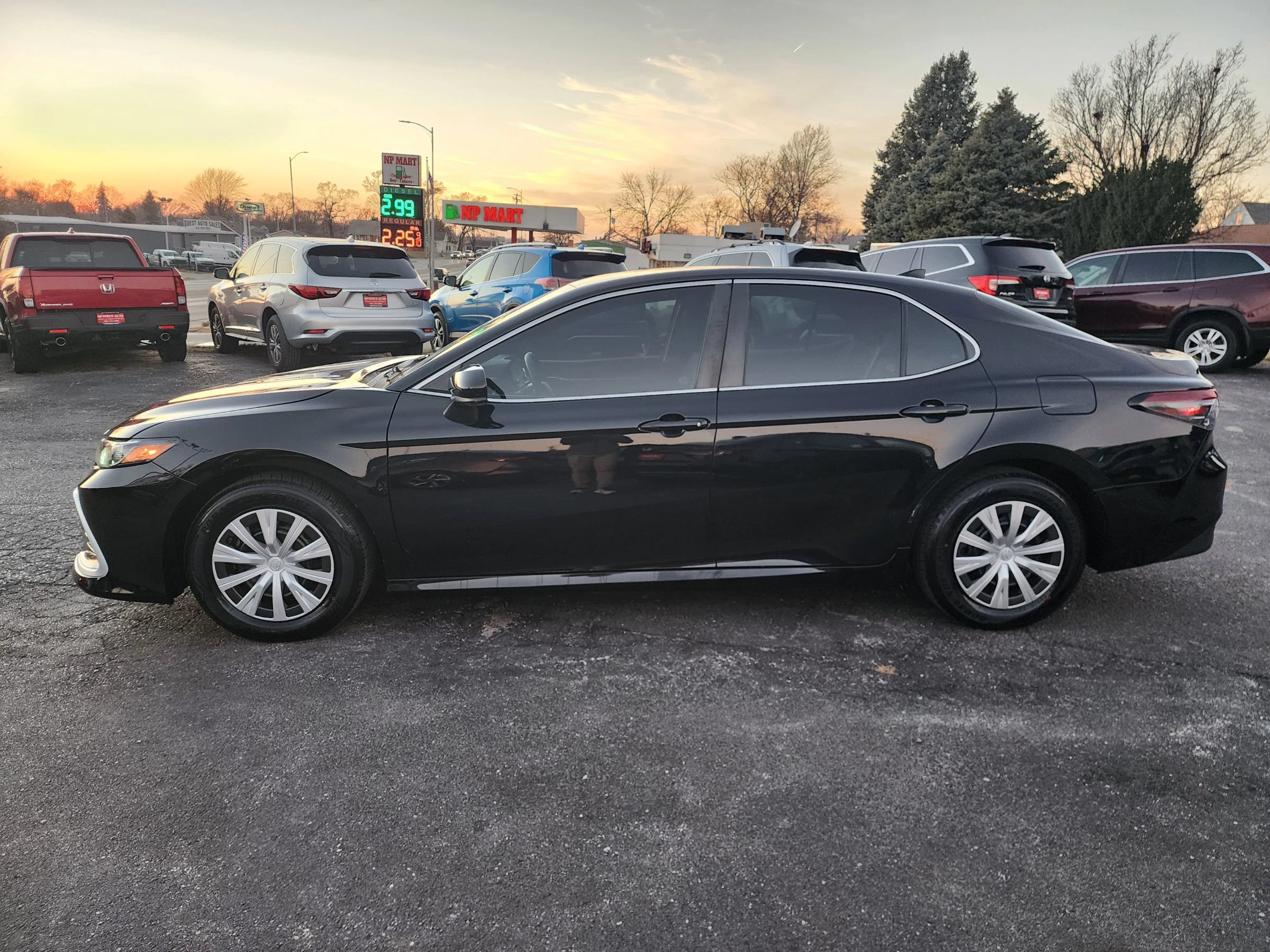 Used 2022 Toyota Camry LE FWD image 4