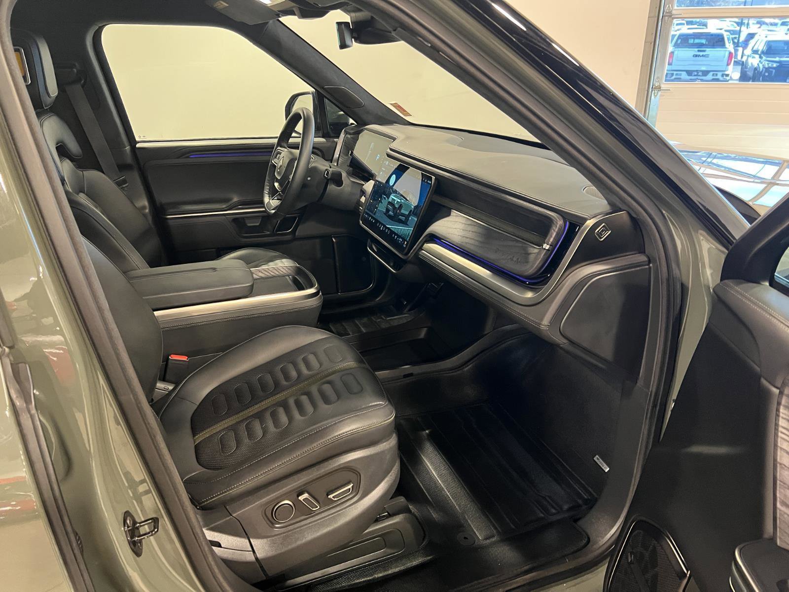 Used 2023 Rivian R1S Launch Edition image 39