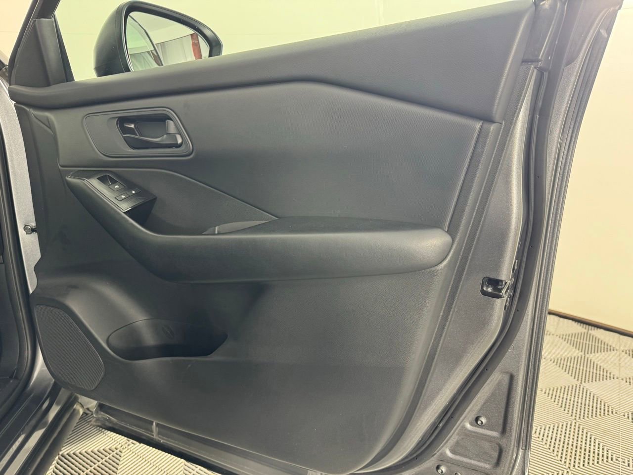 Used 2024 Nissan Rogue S image 33