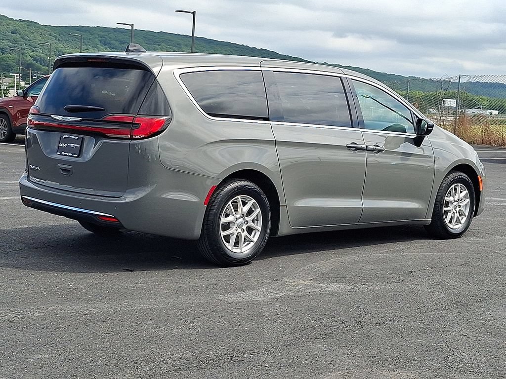Used 2025 Chrysler Pacifica Select FWD image 6