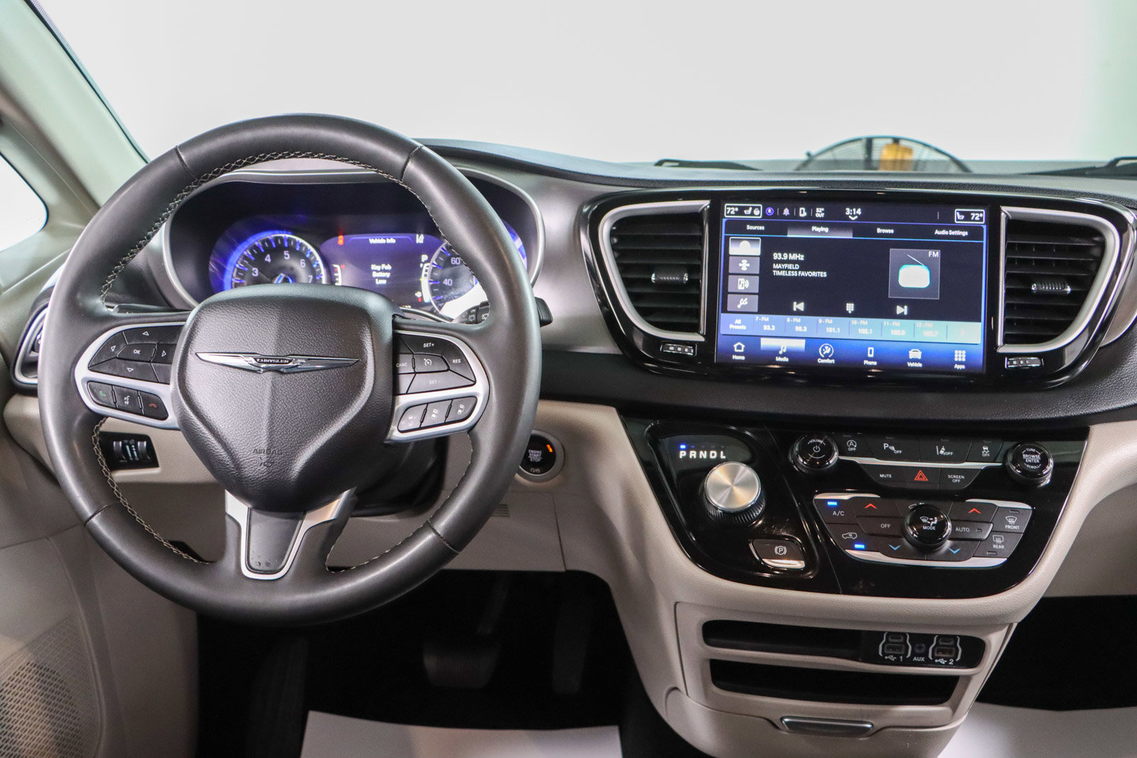 Used 2023 Chrysler Pacifica Touring-L image 17