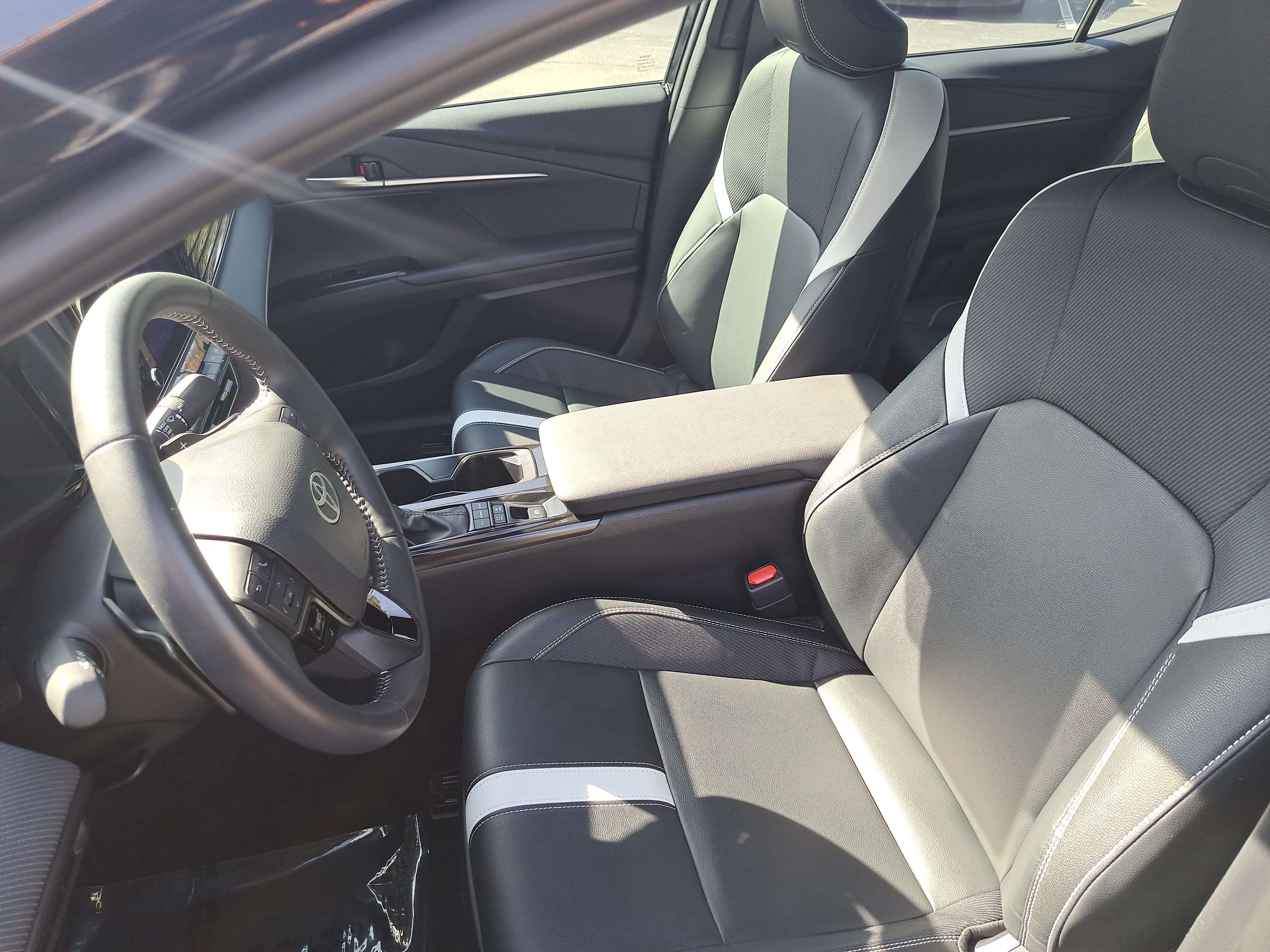 Used 2025 Toyota Camry SE w/ Convenience Package FWD image 13