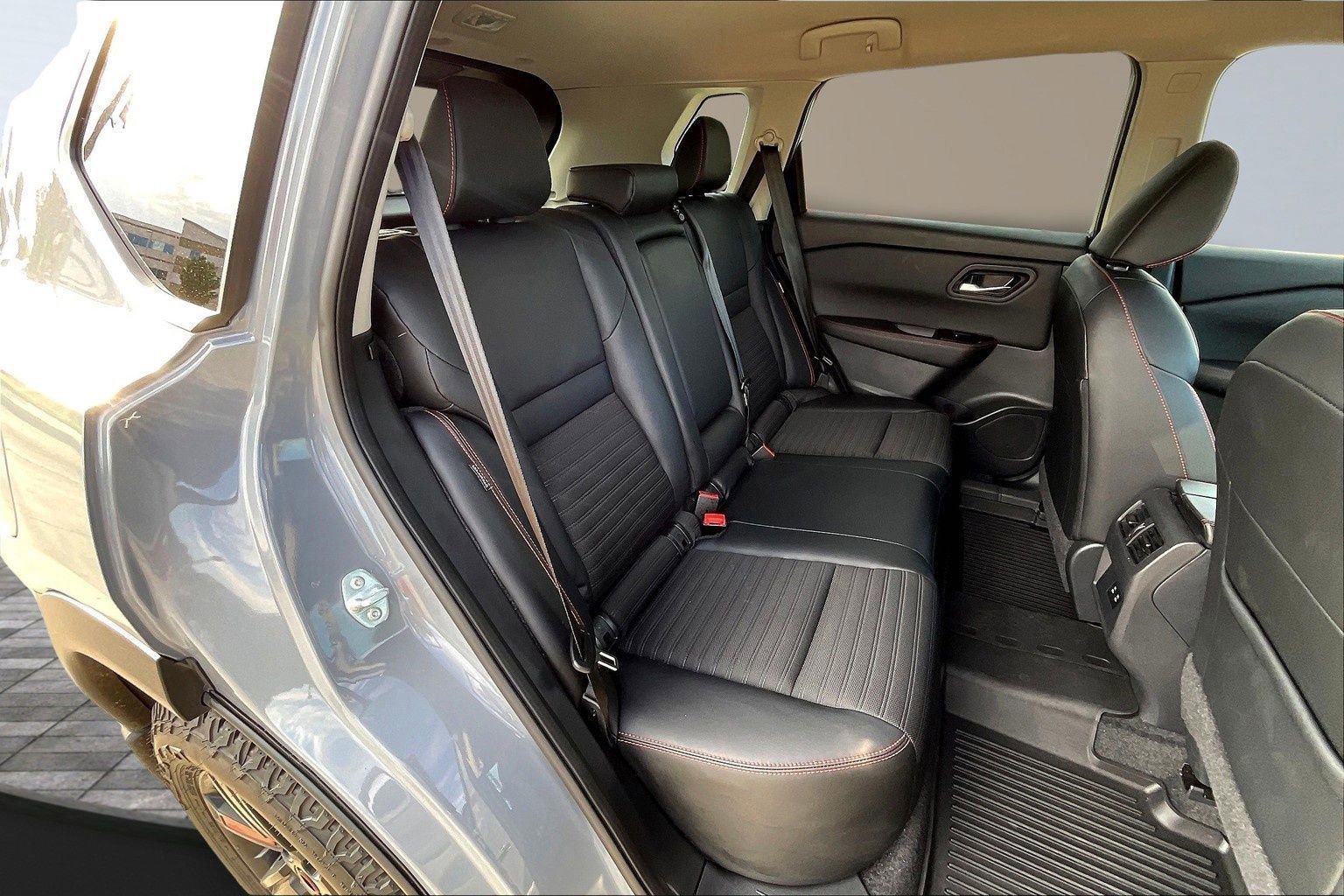 Certified 2025 Nissan Rogue SV image 33