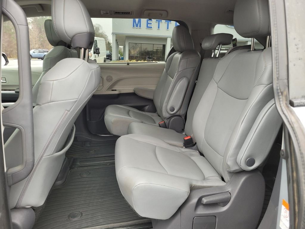 Used 2021 Toyota Sienna XLE FWD image 6