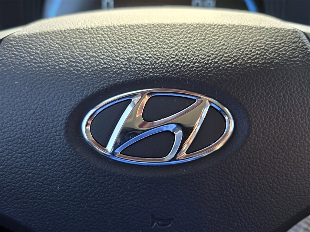 Certified 2025 Hyundai Venue SE image 28