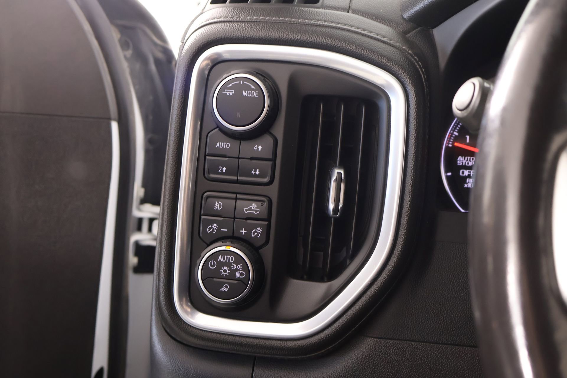 Used 2022 Chevrolet Silverado 1500 LT w/ Z71 Off-Road Package image 8