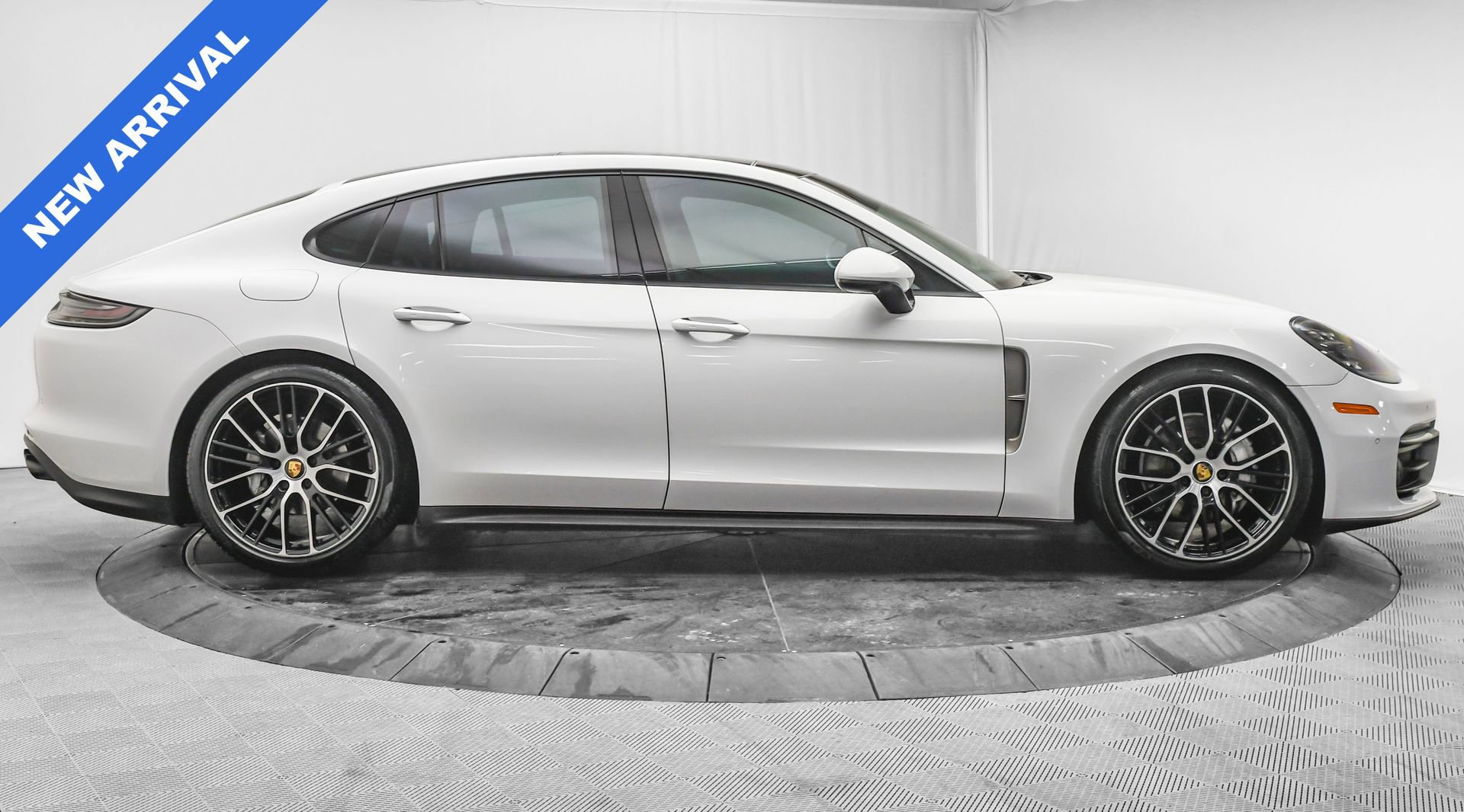 Used 2022 Porsche Panamera Platinum Edition image 10
