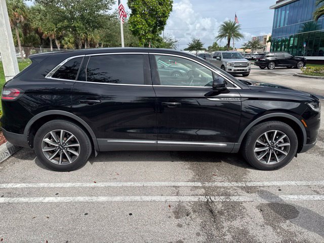 Used 2022 Lincoln Nautilus FWD image 3