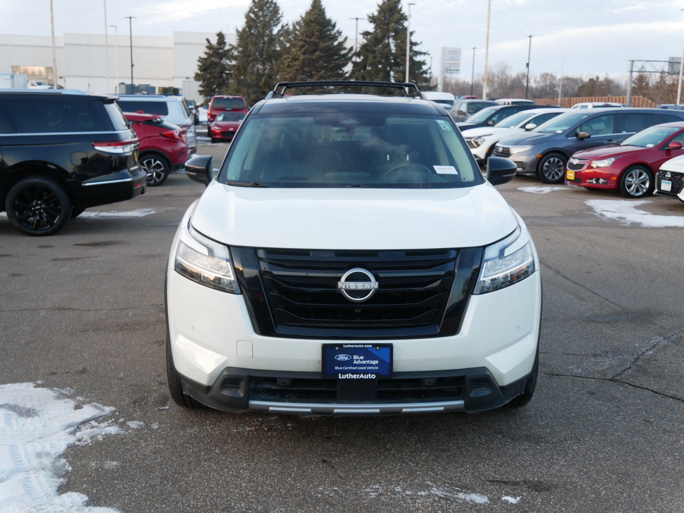 Used 2023 Nissan Pathfinder Platinum image 2