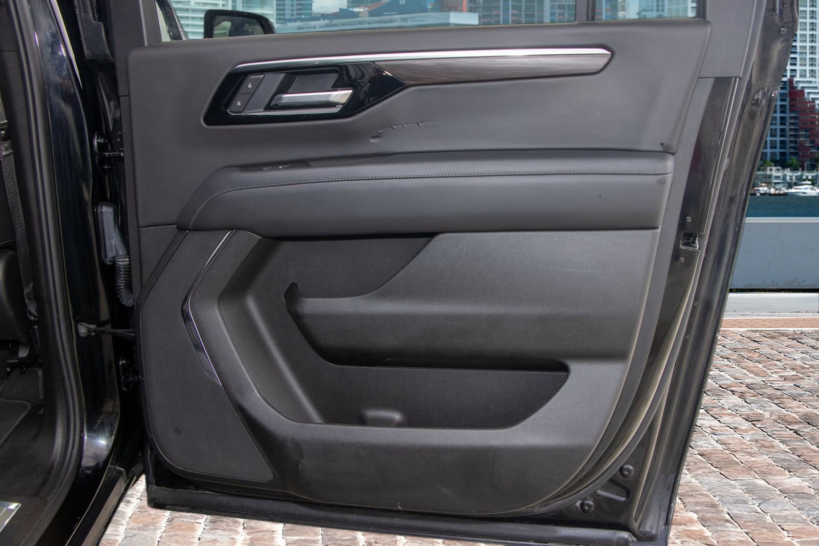 Used 2025 Chevrolet Suburban Z71 image 13