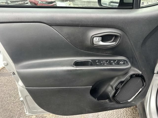 Used 2017 Jeep Renegade Altitude AWD/4WD image 15