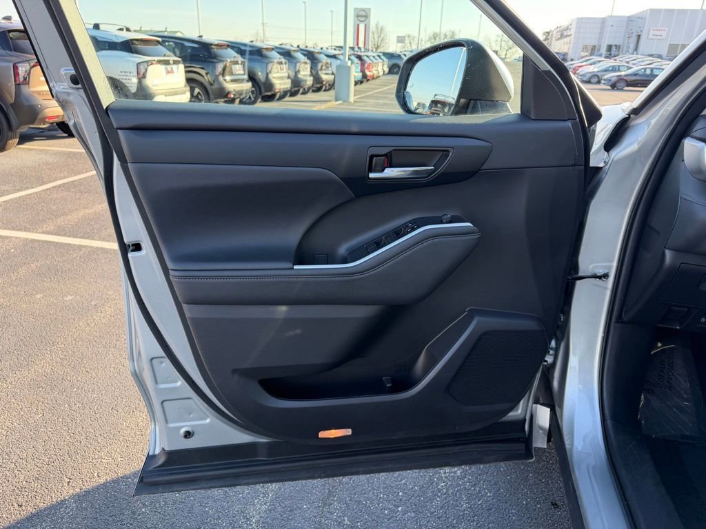 Used 2024 Toyota Highlander XLE image 13