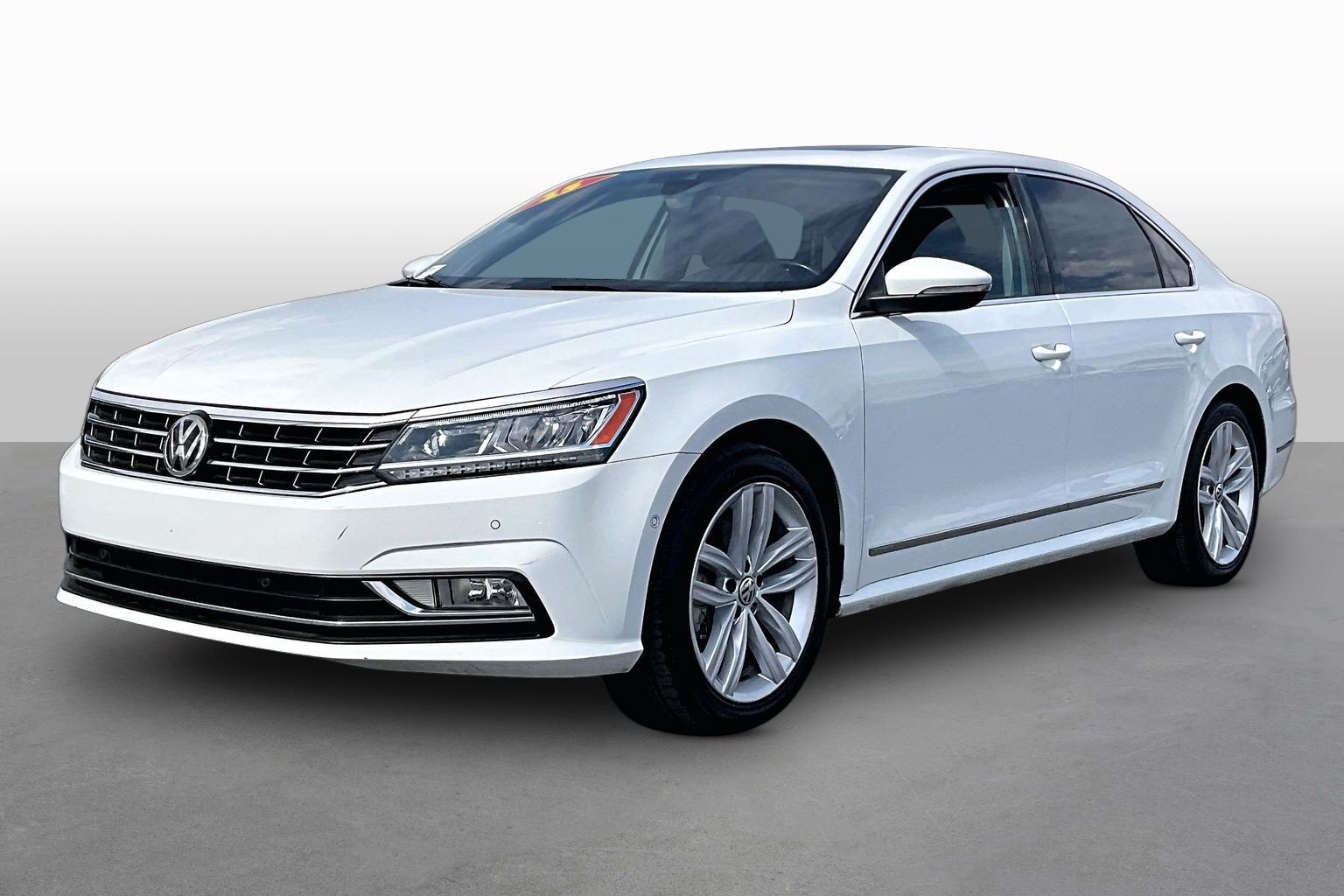 Used 2018 Volkswagen Passat 2.0T SEL Premium FWD image 1