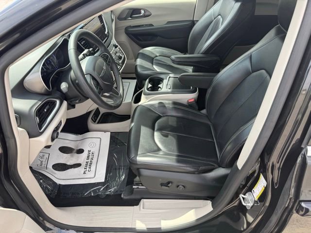 Used 2023 Chrysler Pacifica Touring-L image 13
