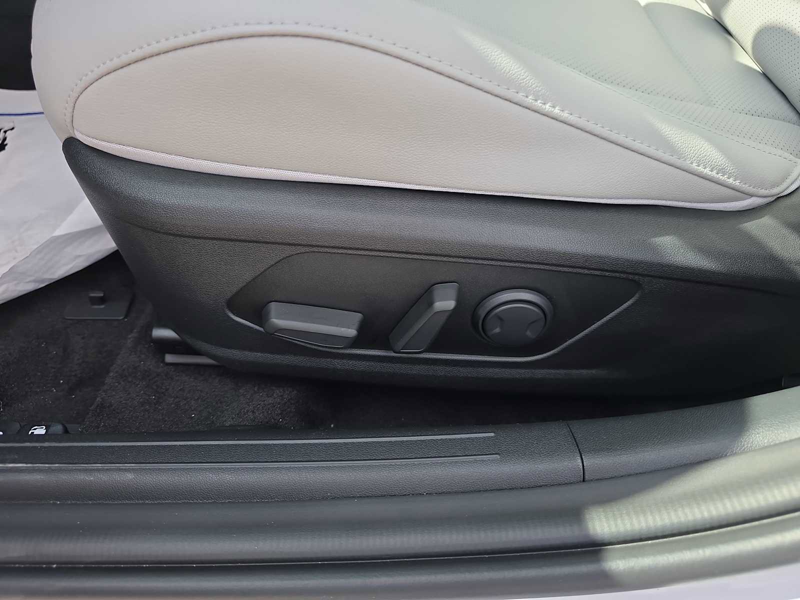 New 2025 Hyundai Elantra Limited image 18