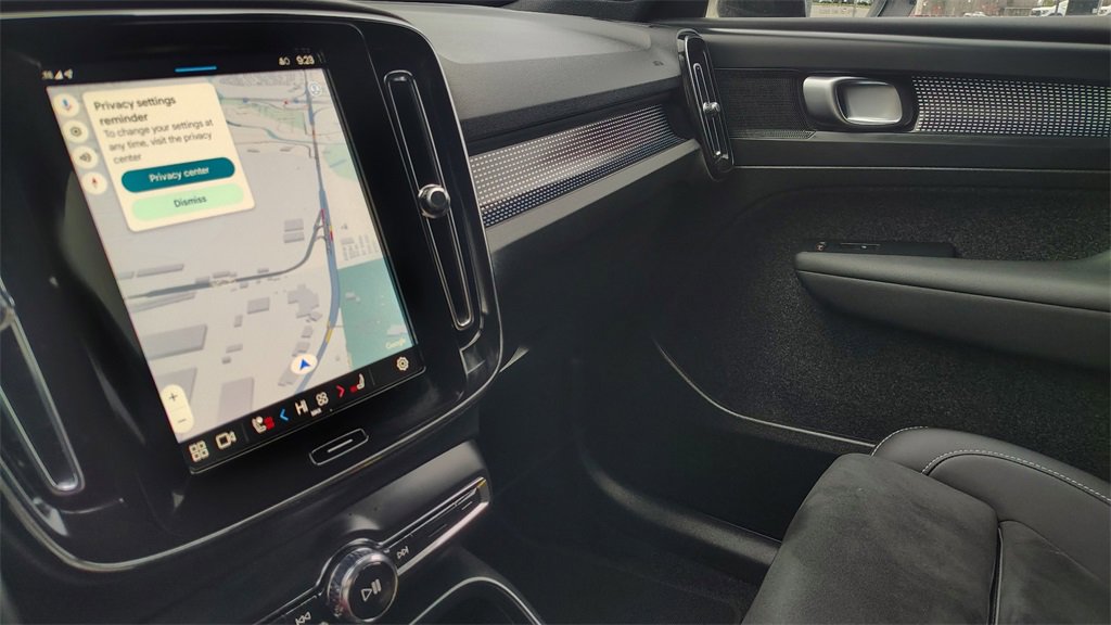 Used 2025 Volvo XC40 B5 Plus image 23