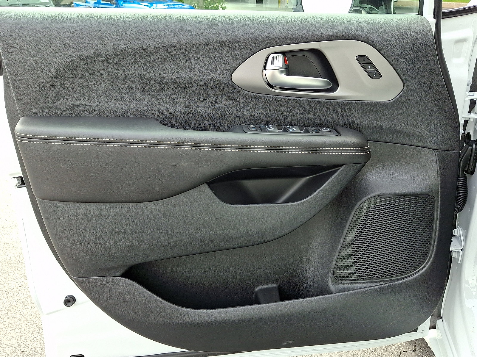 New 2027 Chrysler Pacifica Select FWD image 8