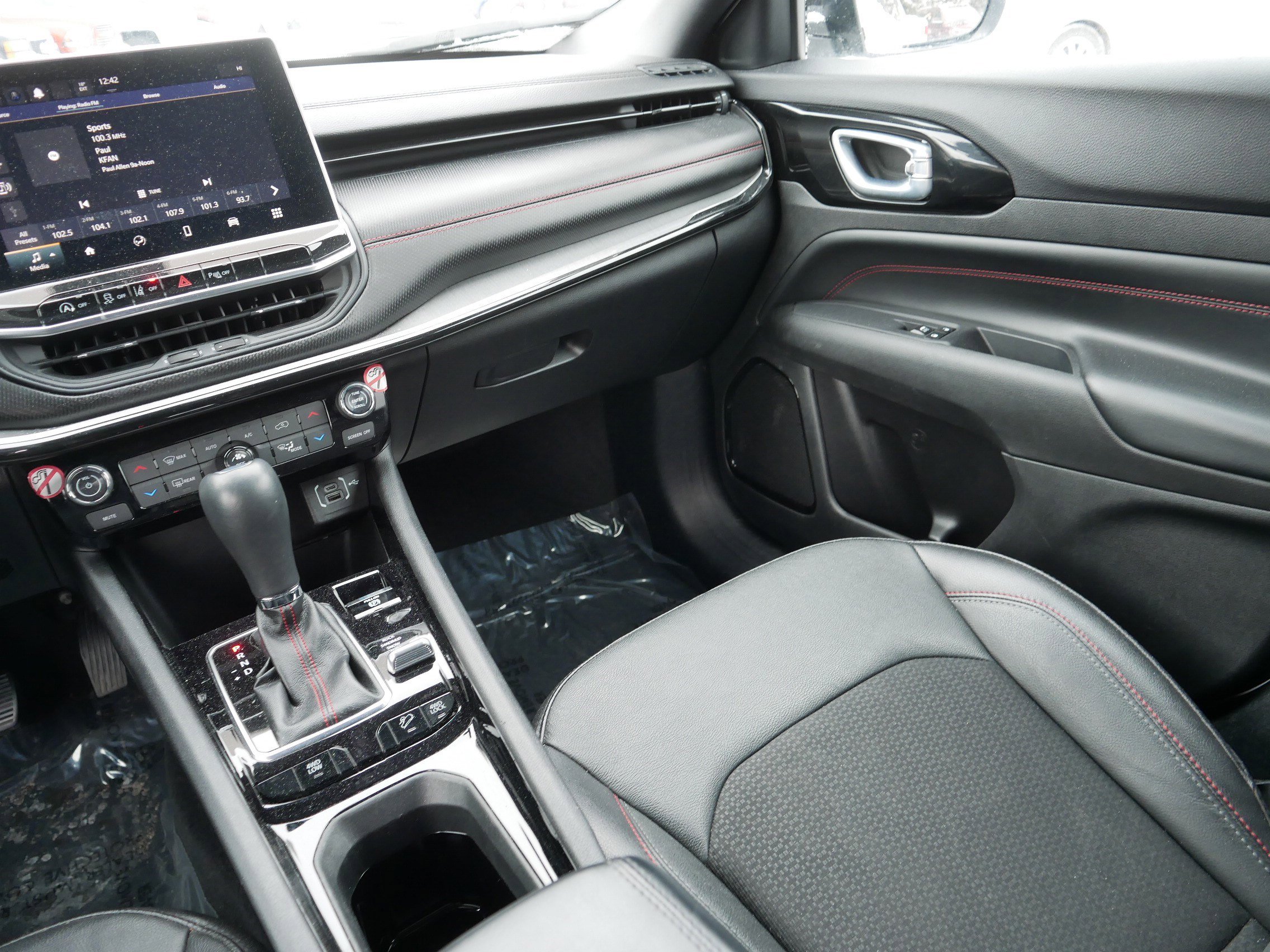 Used 2023 Jeep Compass Trailhawk image 11