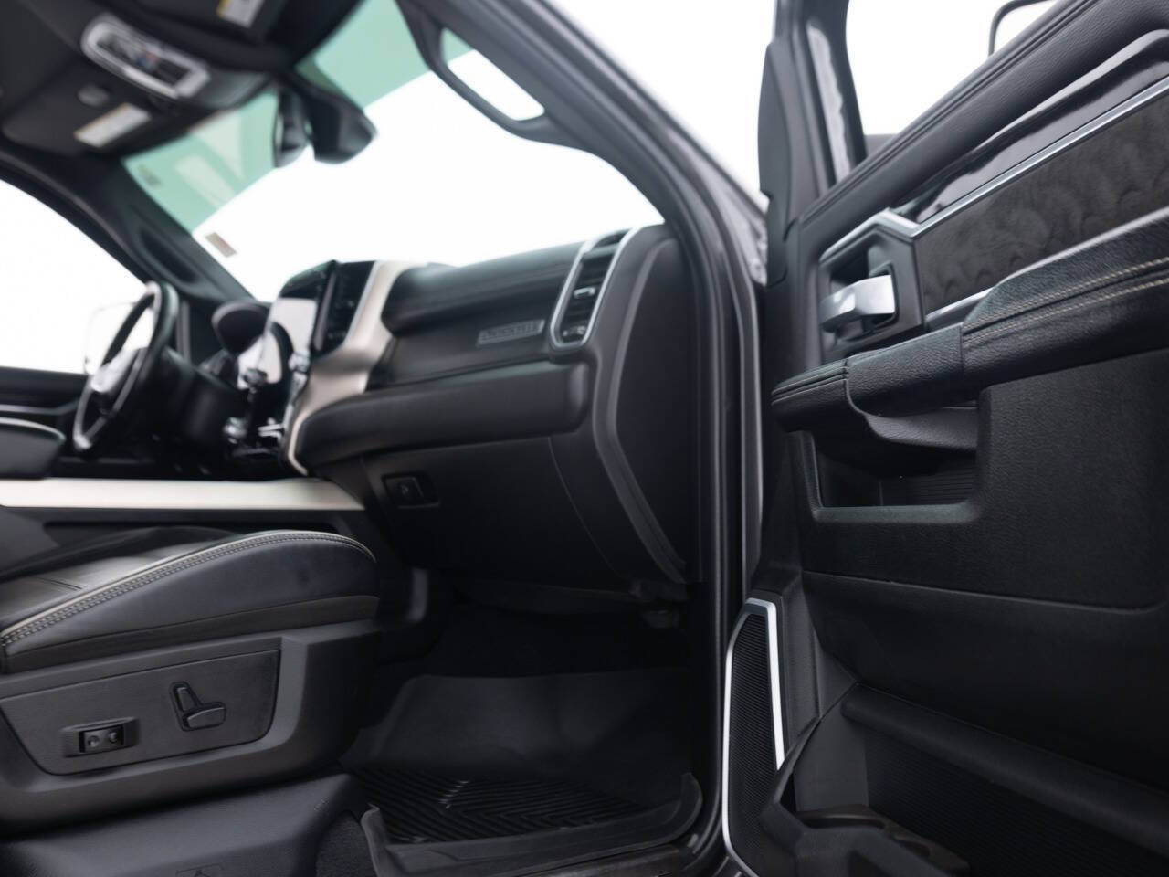 Used 2019 RAM 2500 Laramie w/ Night Edition AWD/4WD image 35