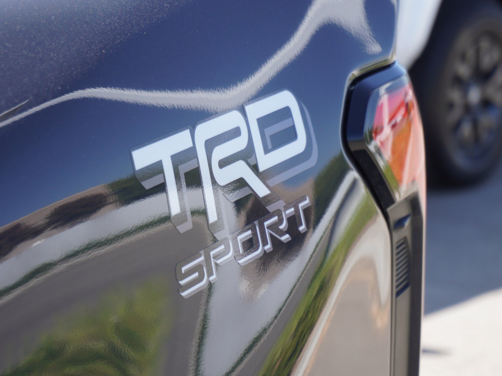 Used 2025 Toyota Tacoma TRD Sport w/ TRD Sport Upgrade Package AWD/4WD image 8