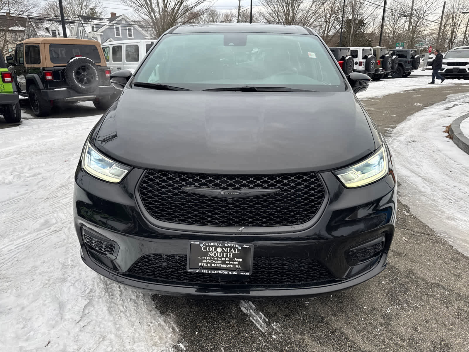 Used 2023 Chrysler Pacifica Limited w/ Uconnect Theater Family Group image 9