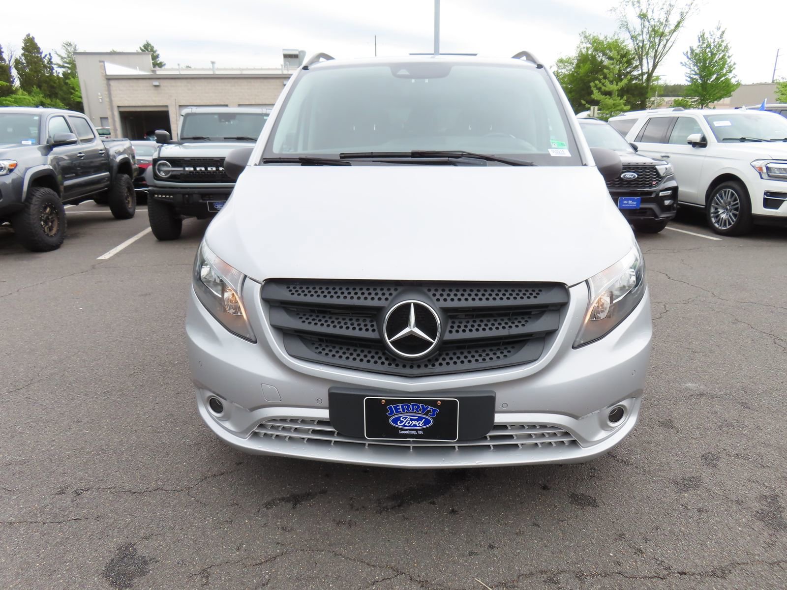 Used 2016 Mercedes-Benz Metris Passenger image 2