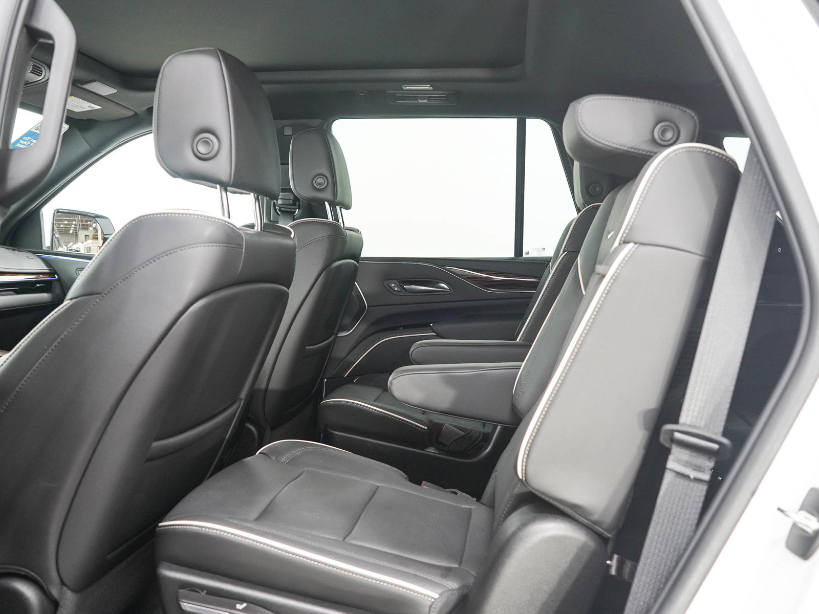Used 2024 Cadillac Escalade Premium Luxury w/ Performance Package AWD/4WD image 16