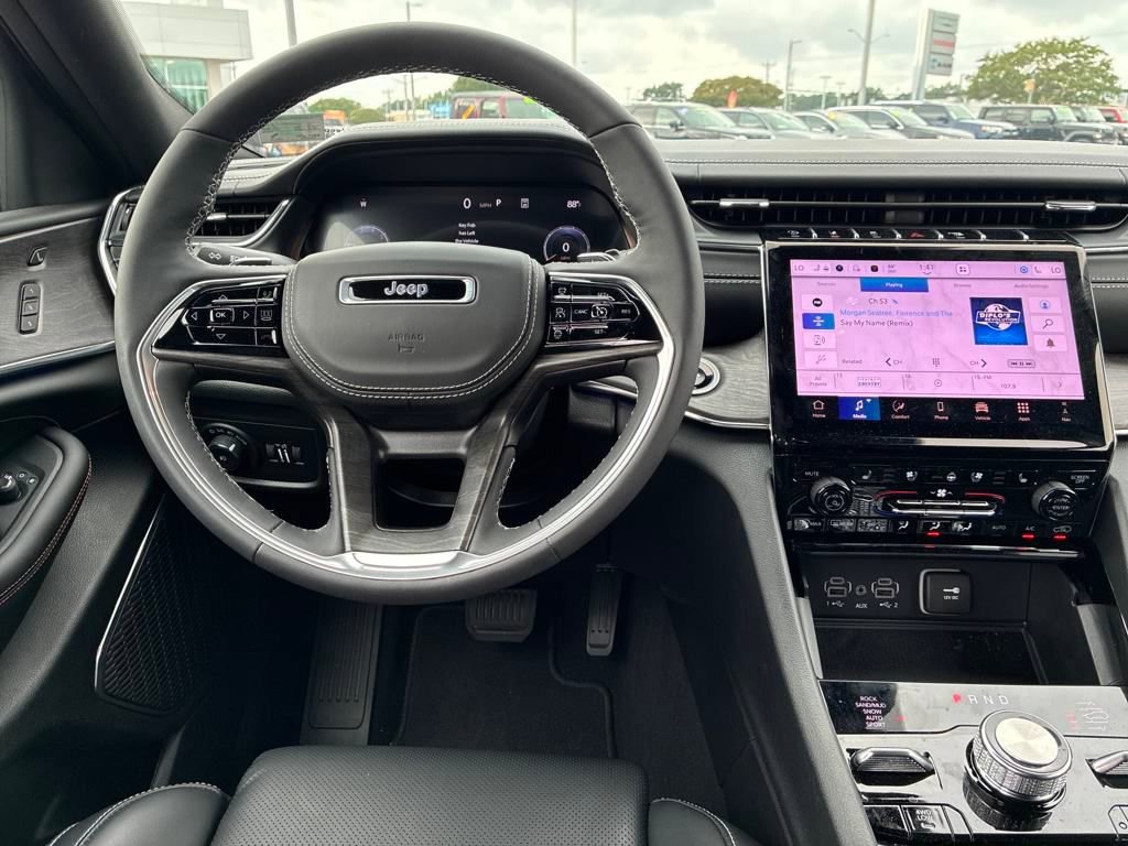 New 2025 Jeep Grand Cherokee Overland w/ Luxury Tech Group IV AWD/4WD image 14