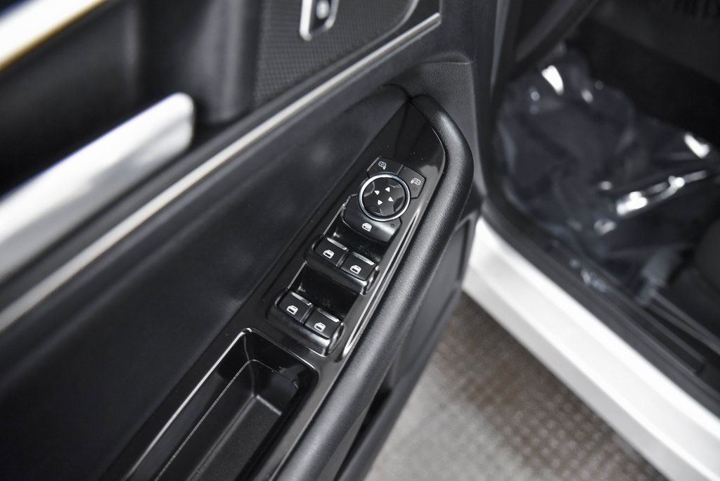 Used 2016 Ford Edge SEL w/ Equipment Group 201A image 9