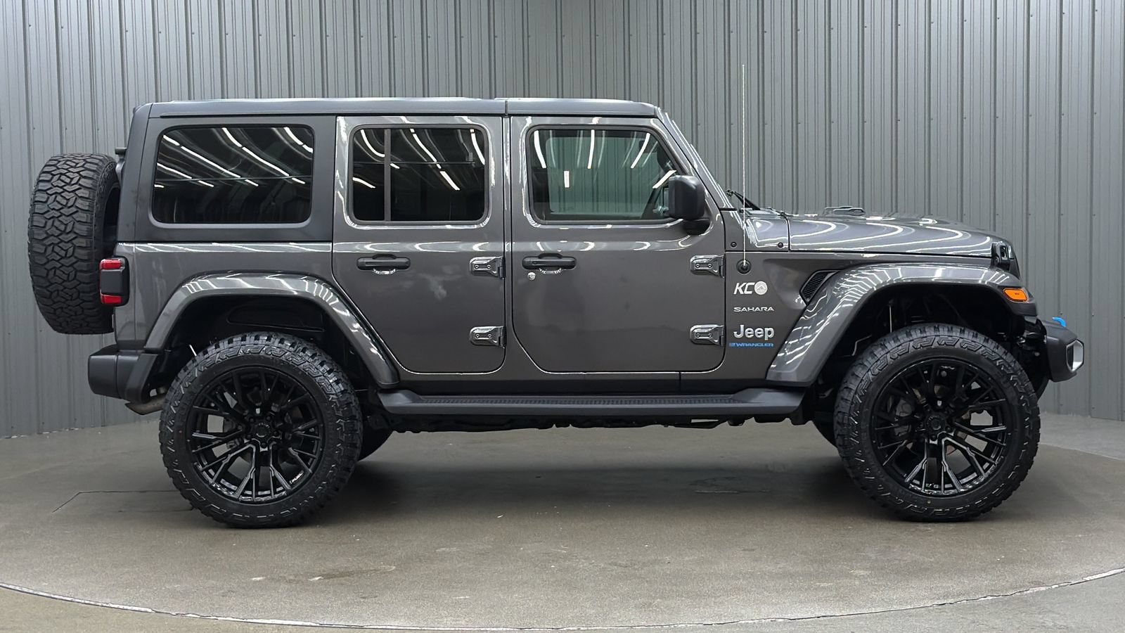 Used 2023 Jeep Wrangler Unlimited Sahara w/ Cold Weather Group AWD/4WD image 6