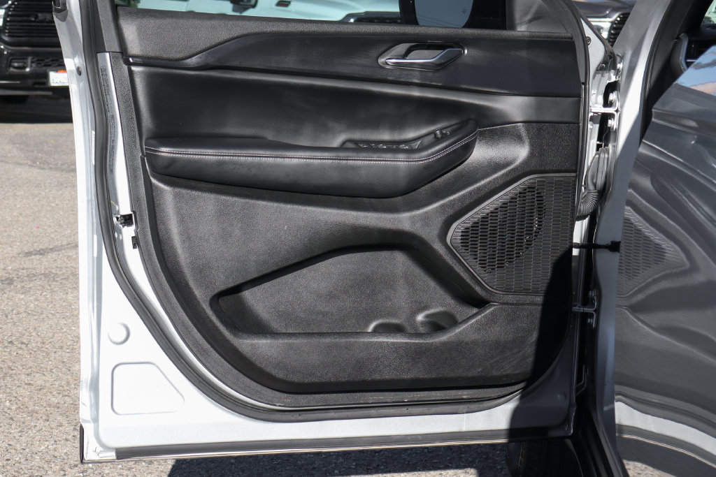 Used 2024 Jeep Grand Cherokee Altitude RWD image 14