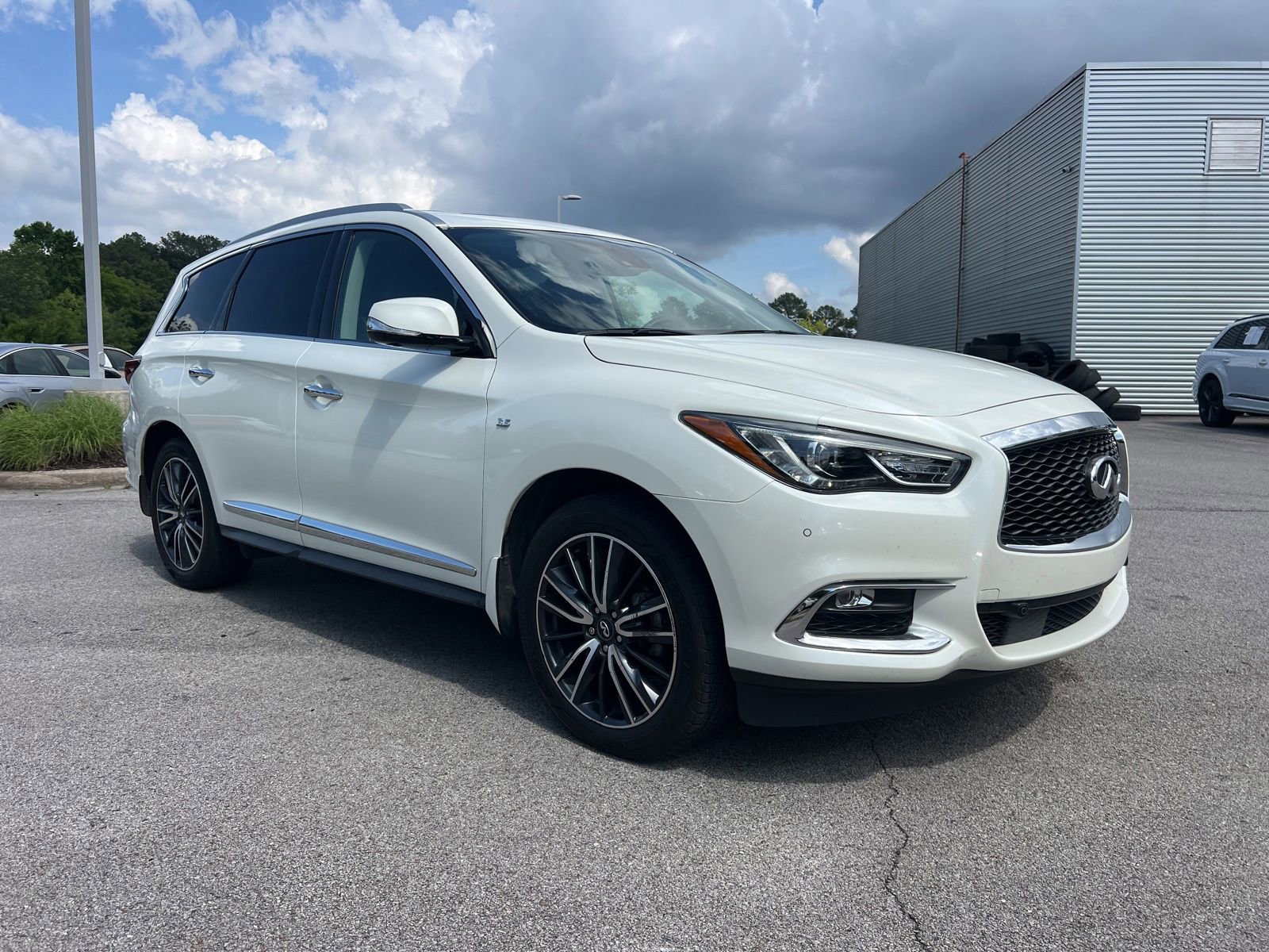 Used 2019 INFINITI QX60 Luxe w/ Sensory Package FWD image 3