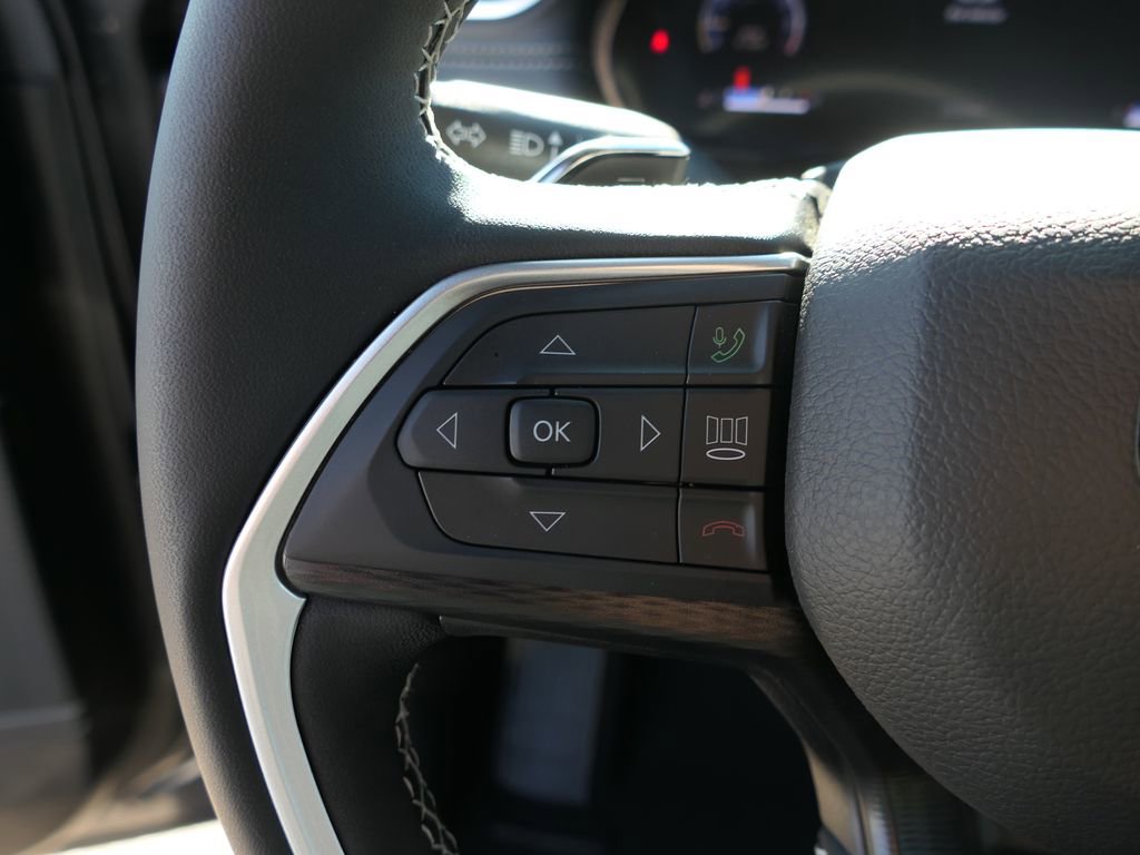 Used 2025 Jeep Grand Cherokee Laredo X w/ Luxury Tech Group I image 11