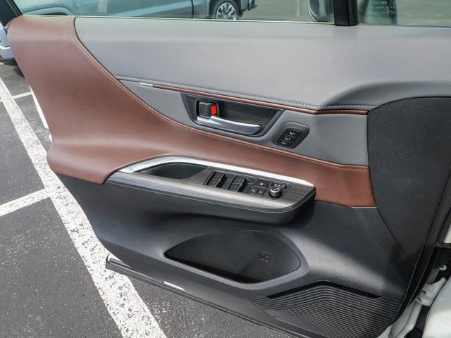 Used 2022 Toyota Venza XLE image 13