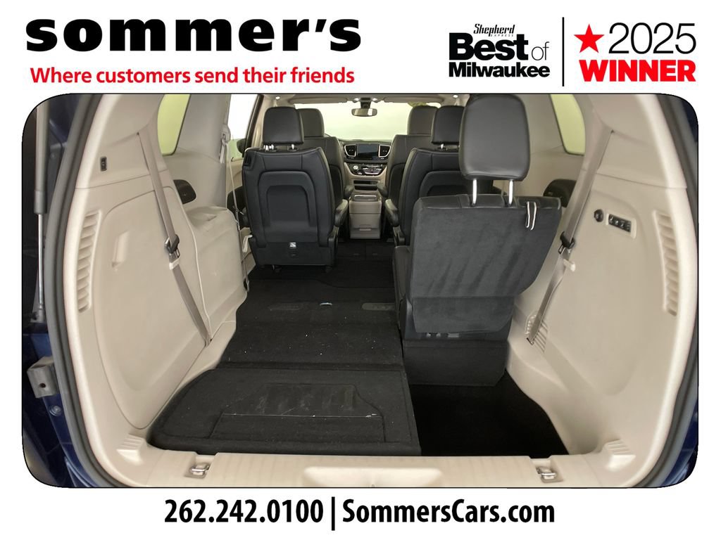 Used 2018 Chrysler Pacifica Limited w/ Tire & Wheel Group FWD image 28