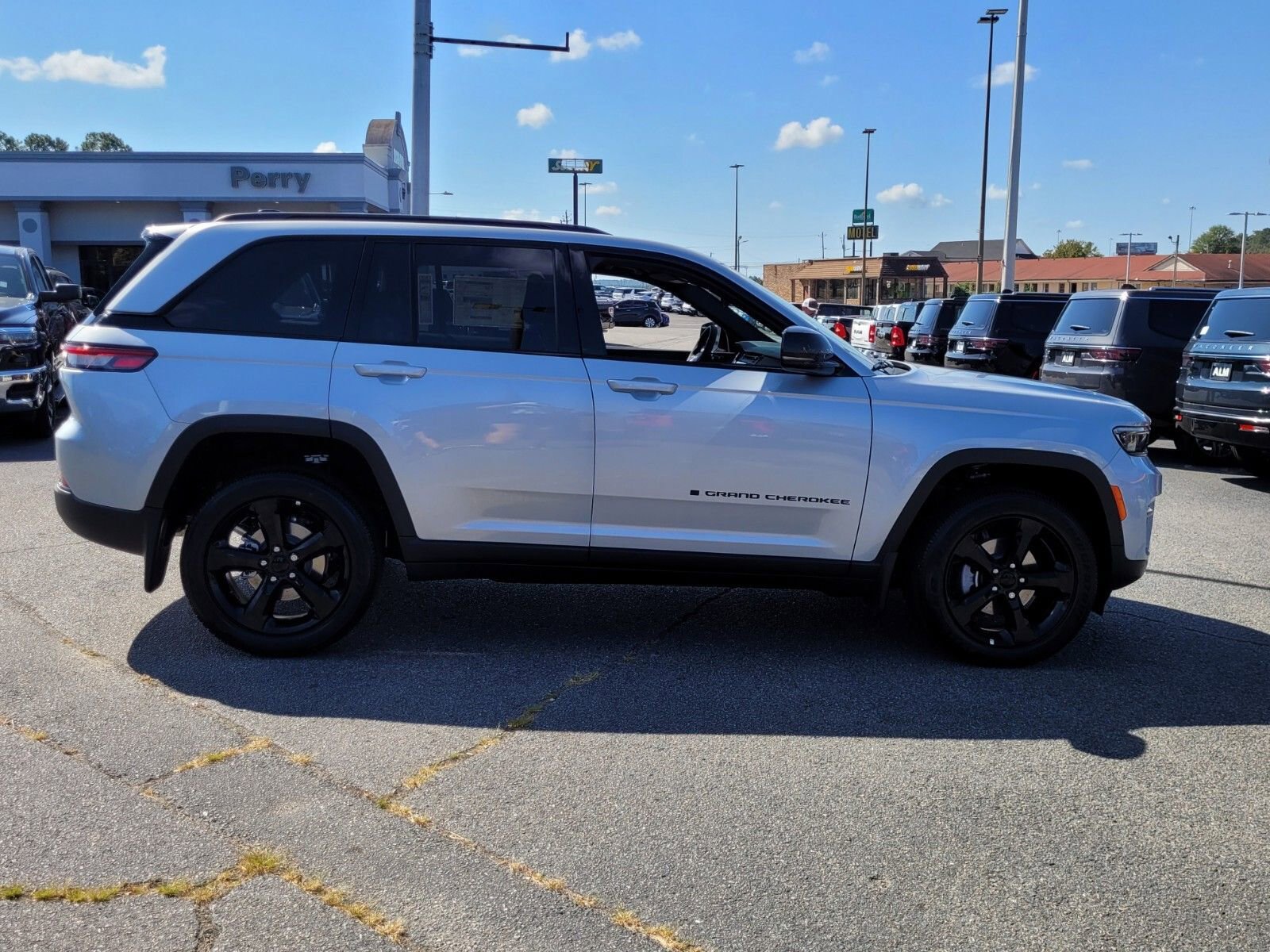 New 2025 Jeep Grand Cherokee Altitude image 10