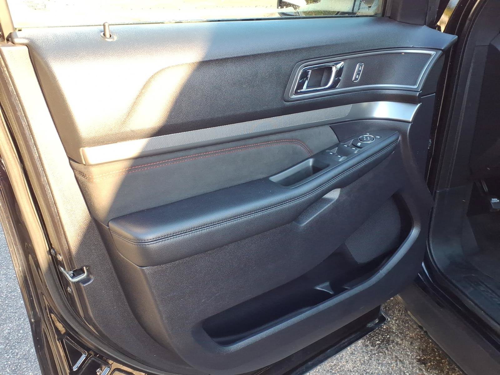 Used 2019 Ford Explorer XLT w/ Equipment Group 202A AWD/4WD image 9