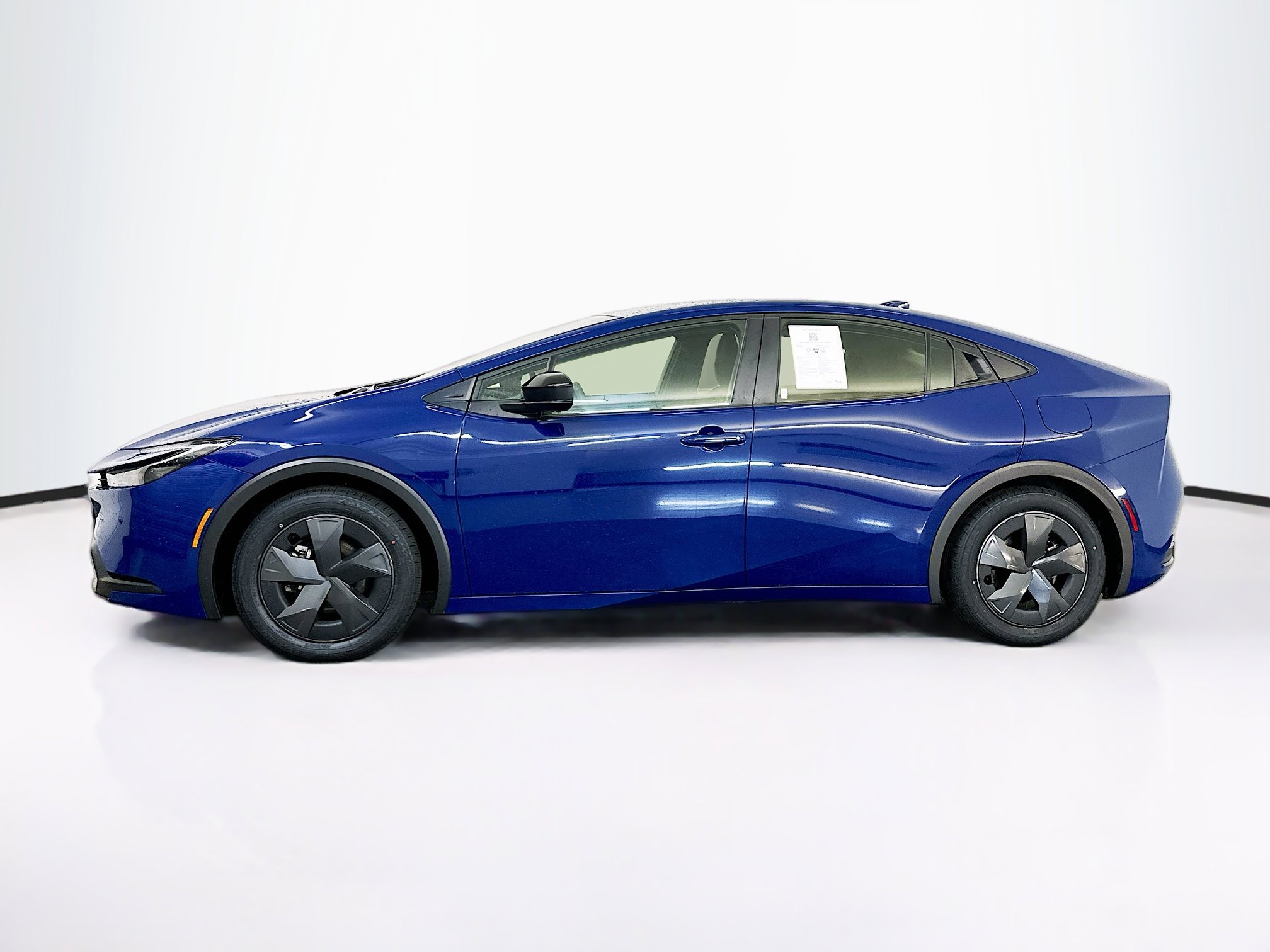 Used 2025 Toyota Prius LE FWD image 4
