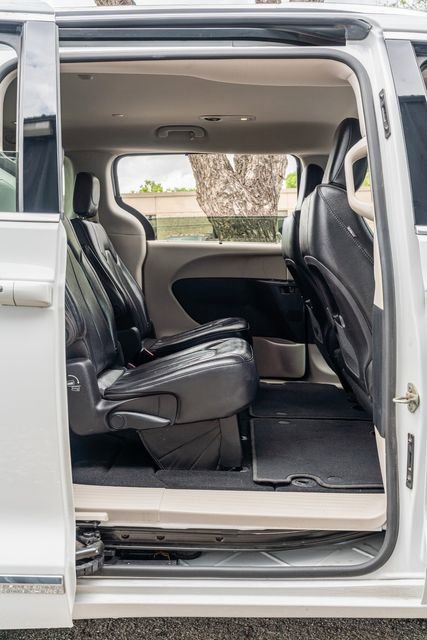 Used 2019 Chrysler Pacifica Touring-L FWD image 37