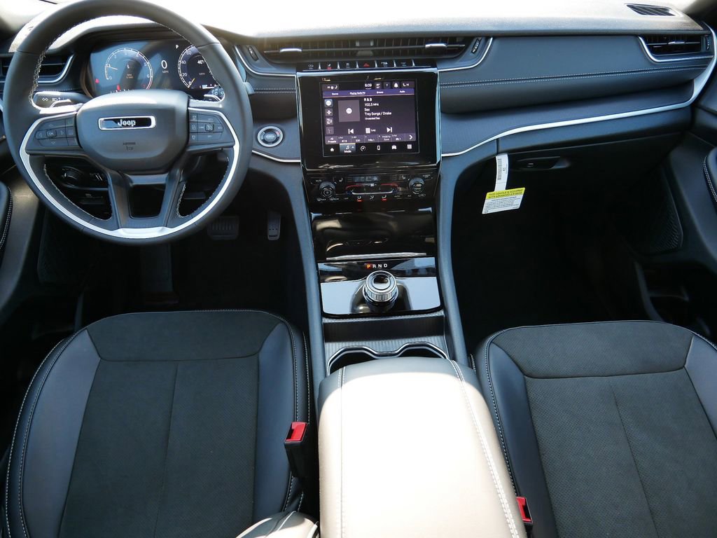 New 2025 Jeep Grand Cherokee Laredo image 19