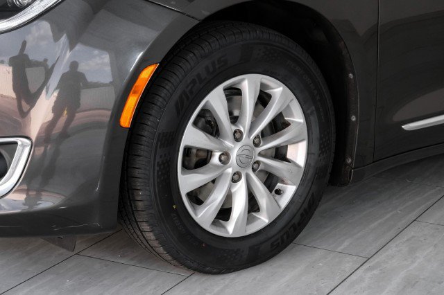 Used 2019 Chrysler Pacifica Touring-L FWD image 54