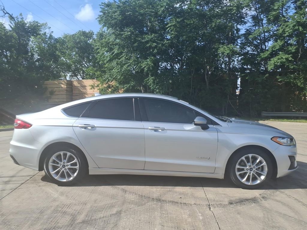 Used 2019 Ford Fusion SE FWD image 2
