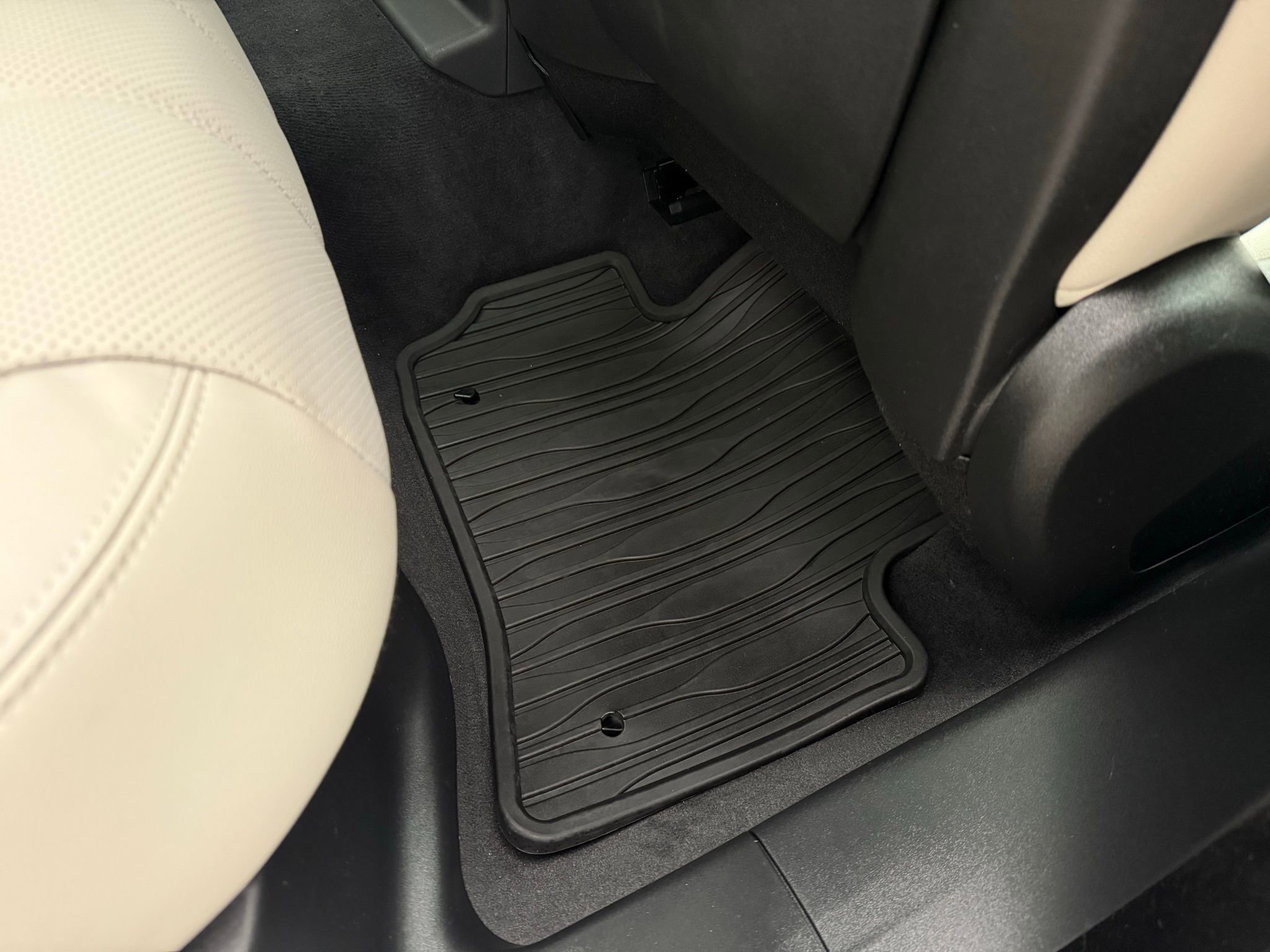 Used 2023 Land Rover Range Rover Velar R-Dynamic S image 34