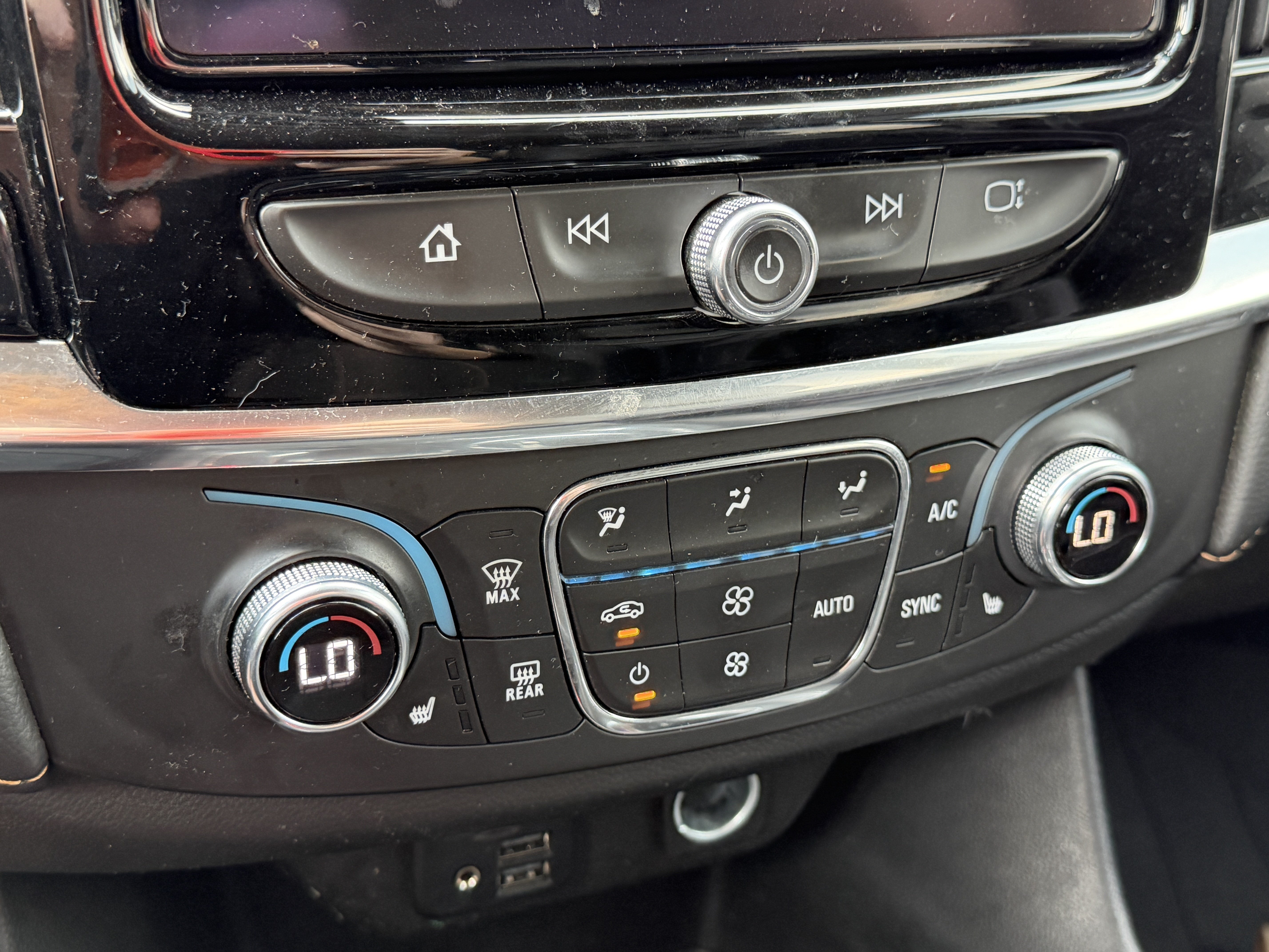 Used 2021 Chevrolet Traverse RS FWD image 16