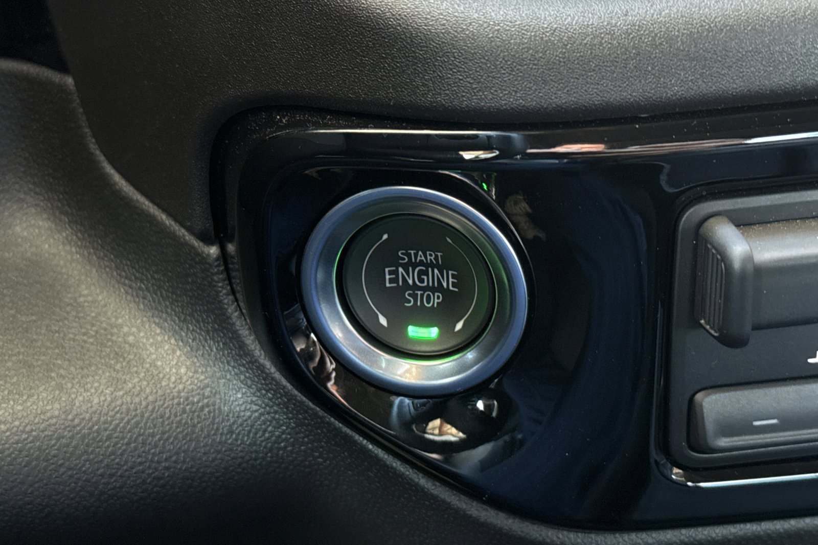 Used 2025 GMC Sierra 1500 Elevation image 28