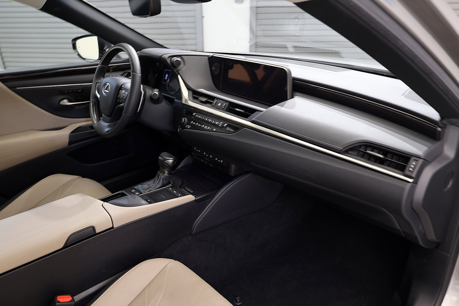 Used 2020 Lexus ES 300h w/ Accessory Package 2 FWD image 16